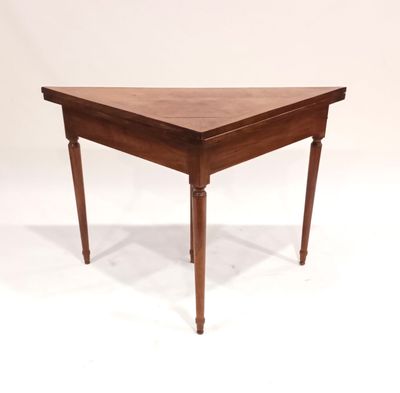 une table en bois avec un plateau et des pieds de forme triangulaire