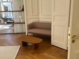 un salon avec un canapé, une table basse et une bibliothèque