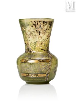un vase vert orné d'un motif doré