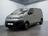 Une camionnette Citroën dans un showroom, avec un mur blanc en arrière-plan