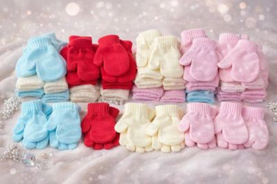 Lot de 240 pièces de moufles gants baby.
