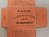 une boîte orange sur laquelle est collée une étiquette portant l'inscription « Libération de Paris »
