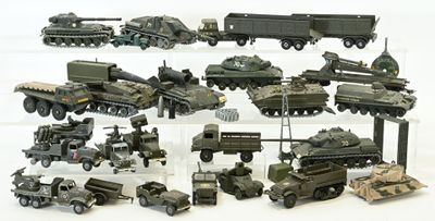 Ensemble d'environ 25 véhicules militaires, incomplets, customisés, au - Photo 1