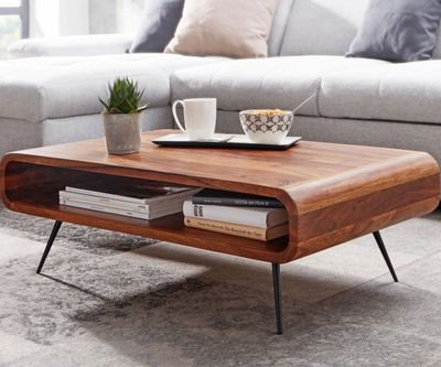 une table basse avec un livre dans un salon