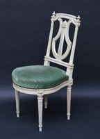 Chaise en bois laqué blanc, mouluré et sculpté à dossier lyr… (photo 3)