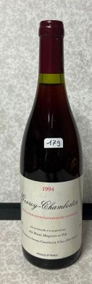 une bouteille de vin posée sur une table