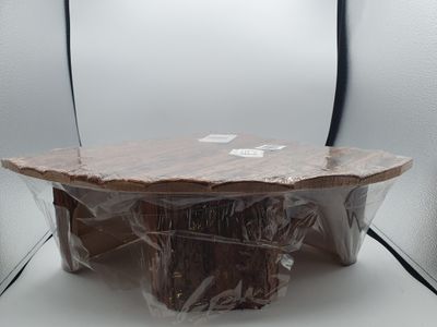 un sac en plastique sur lequel repose un morceau de bois
