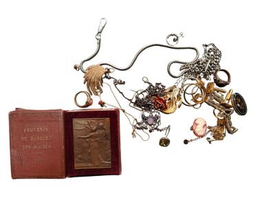 un livre et quelques bijoux posés sur une table
