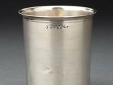 un gros plan d'une tasse en argent posée sur une table