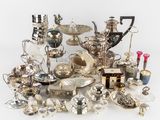 beaucoup d'objets en argent qui se trouvent sur la table