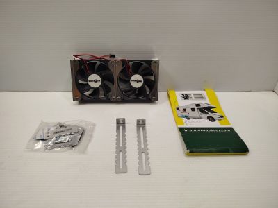 un ventilateur et un livre posés sur une table