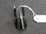 une bague posée sur un objet en argent