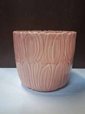 un bol rose posé sur une table
