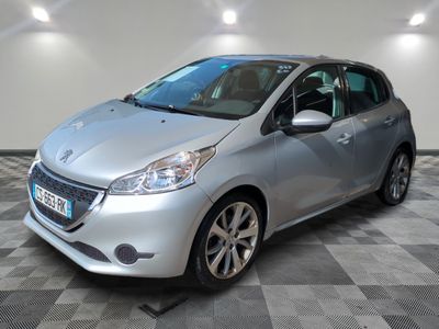 la voiture argentée est garée dans le garage sur le sol en damier