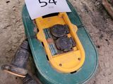un bateau jouet jaune et vert sur lequel figure le chiffre 54