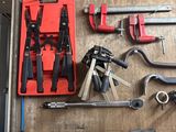 un grand nombre d'outils posés à même le sol