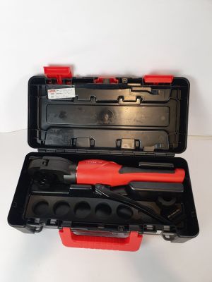 une boîte à outils contenant des outils, posée sur une table