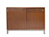 le buffet est en bois et comporte une porte coulissante