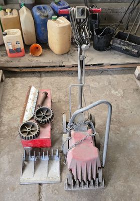 a machine that is sitting on the floor in the garage