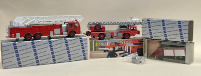 quatre camions de pompiers empilés les uns sur les autres