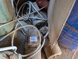 beaucoup de câbles électriques et de fils qui traînent par terre