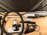 une photo d'un aspirateur et d'autres objets posés sur une table