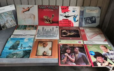 un grand nombre de livres posés sur une table