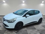 une voiture blanche garée dans un garage au sol en damier