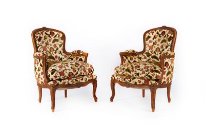 paire de fauteuils de style Louis XV avec assises rembourrées à motifs floraux
