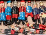 de nombreux petits soldats dans une boîte posée sur la table