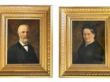 une paire de portraits représentant un homme et une femme, dans un cadre doré