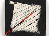 une peinture abstraite représentant une ligne rouge sur un fond noir et blanc
