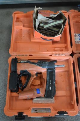 deux boîtes orange posées par terre, contenant des outils