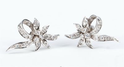 paire de boucles d'oreilles en forme de fleur, en or blanc et diamants