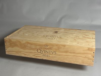 une boîte en bois vide sur laquelle est collée une étiquette de vin