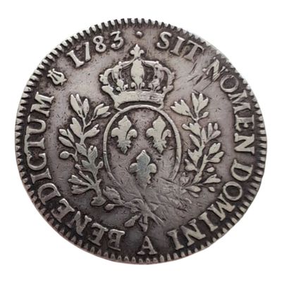 Gros plan sur une pièce de monnaie ornée d'une couronne