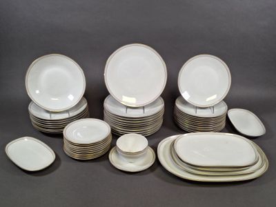 beaucoup d'assiettes et de bols blancs sur la table