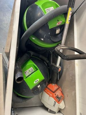 un aspirateur vert et noir, un sèche-cheveux vert et noir, un sèche-cheveux noir et vert et un sèche-cheveux vert et noir
