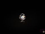 gros plan d'un diamant blanc sur une surface noire