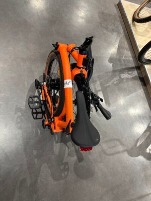 un vélo posé par terre dans le magasin