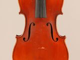 un vieux violon avec un archet accroché à son dos