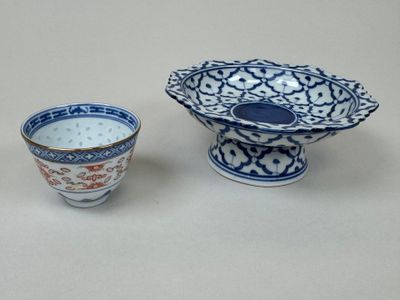 a small blue and white bowl and a smaller blue and white bowl