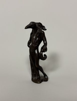 une image représentant la statue d'un homme avec un oiseau sur la tête