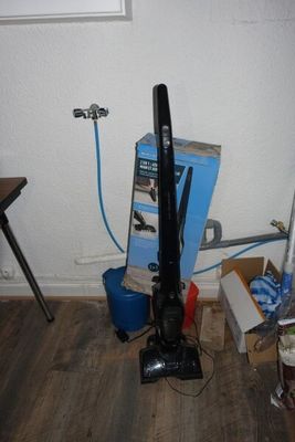 un aspirateur qui se trouve dans le coin d'une pièce