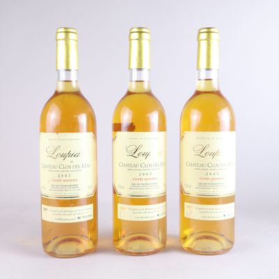 trois bouteilles de vin posées les unes à côté des autres sur une surface blanche