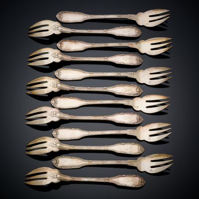 six fourchettes et cuillères anciennes en argent sur fond noir