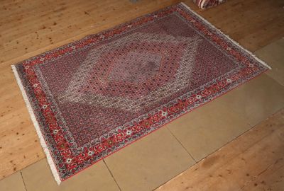 Iran Tapis à fond bleu à décor centré d'un losange, bordures…