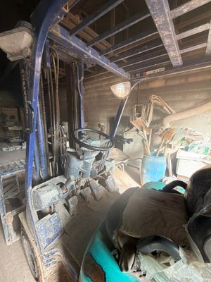 une photo d'une pièce remplie de bric-à-brac et d'outils