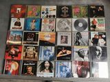 une table sur laquelle sont posés de nombreux CD