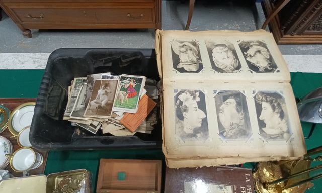 Le comprenant album de carte postale moderne et semi moderne et u...